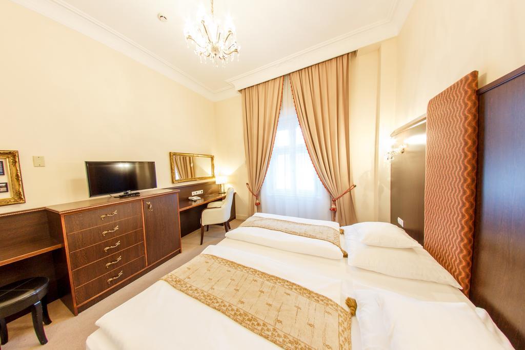 Hotel Kristály Imperial Tata Esterno foto