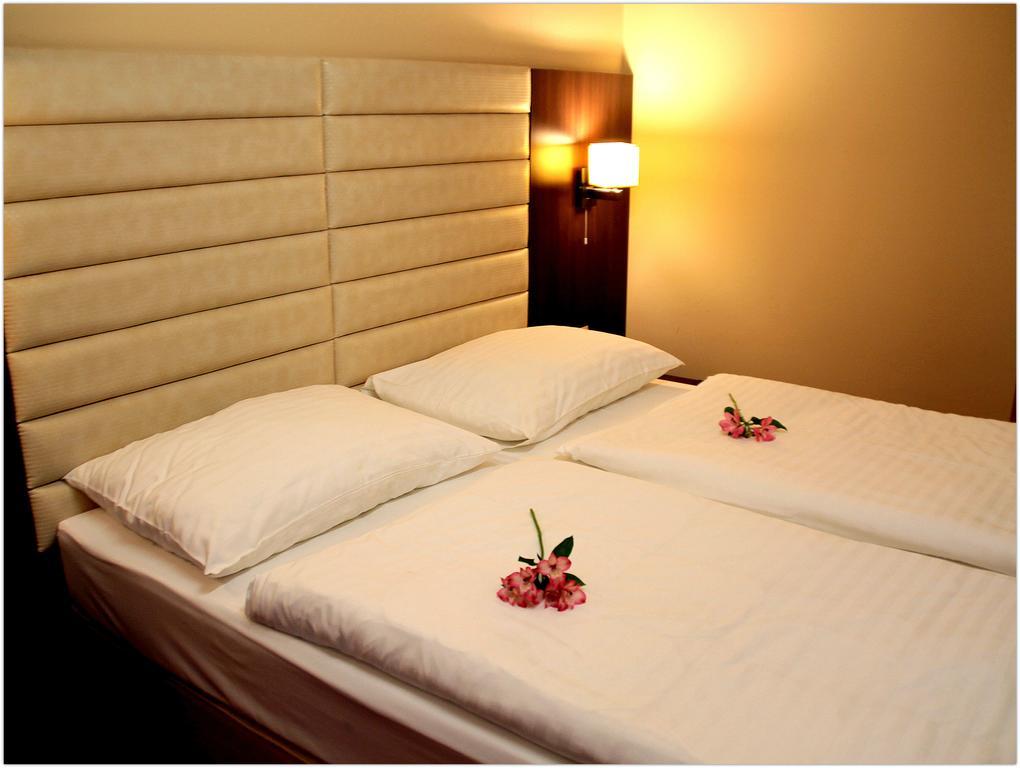 Hotel Kristály Imperial Tata Esterno foto