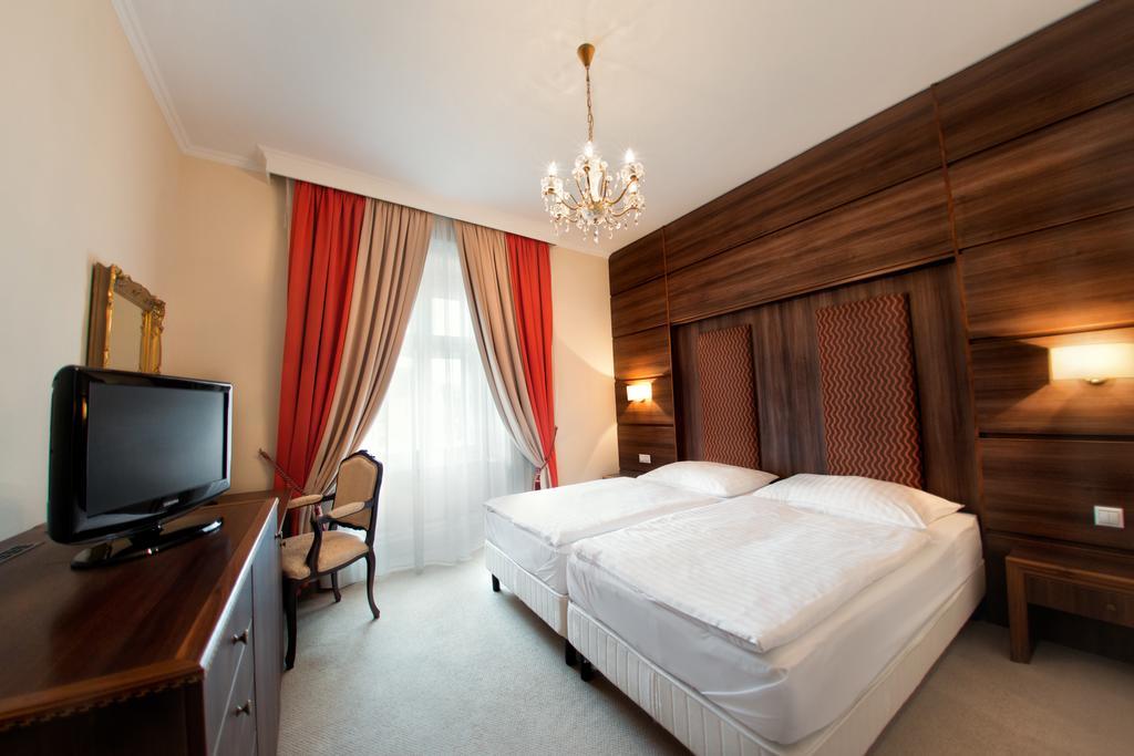Hotel Kristály Imperial Tata Esterno foto