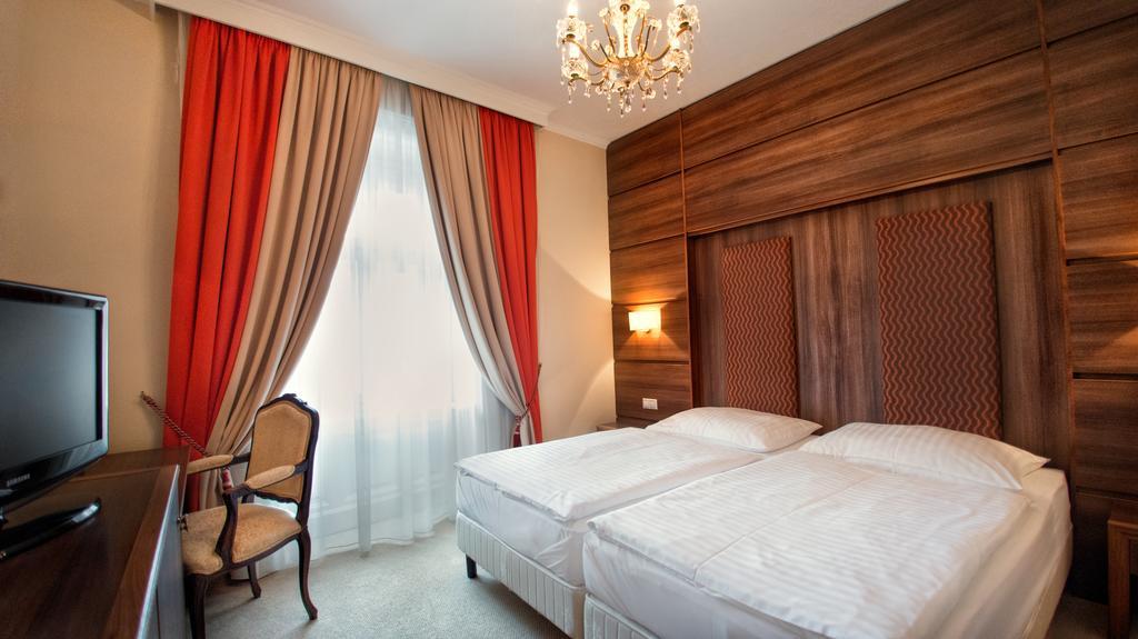 Hotel Kristály Imperial Tata Esterno foto