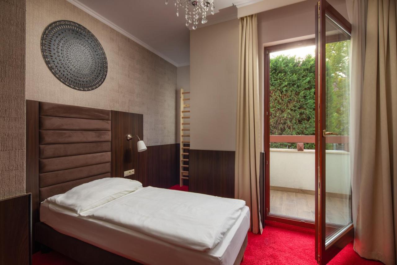 Hotel Kristály Imperial Tata Esterno foto